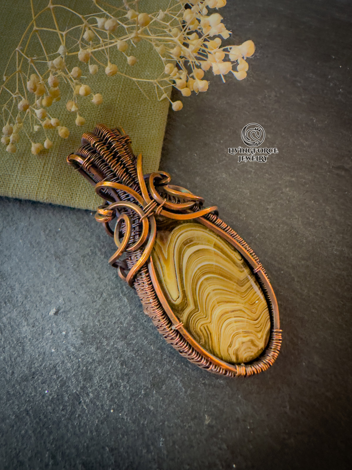 Erlea Talisman, Wood Schalenblende, Wire Wrapped Statement Pendant