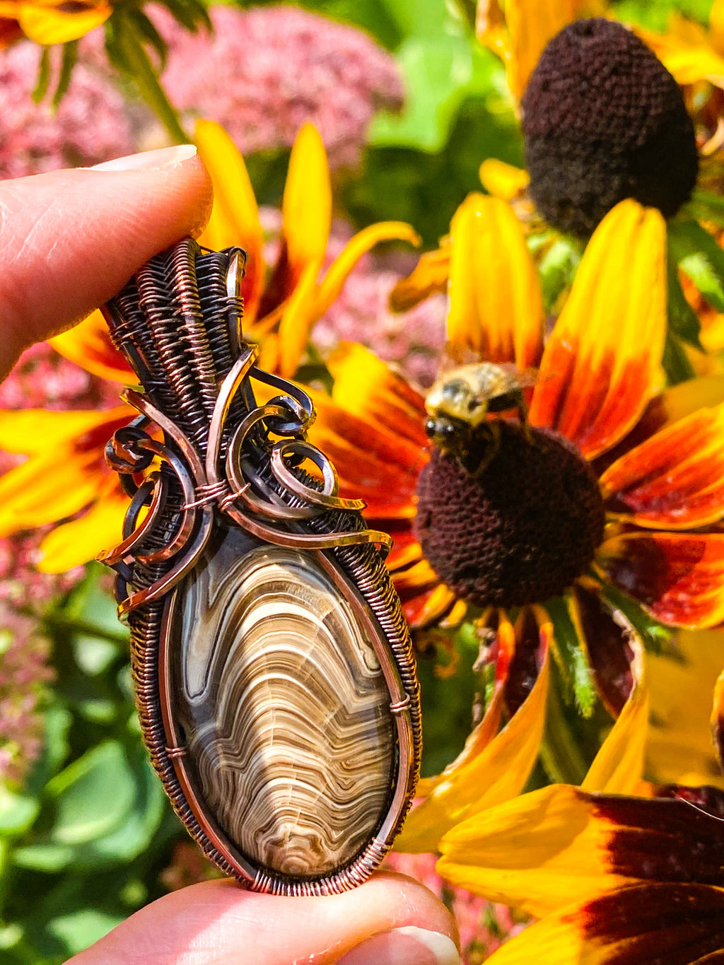 Erlea Talisman, Wood Schalenblende, Wire Wrapped Statement Pendant