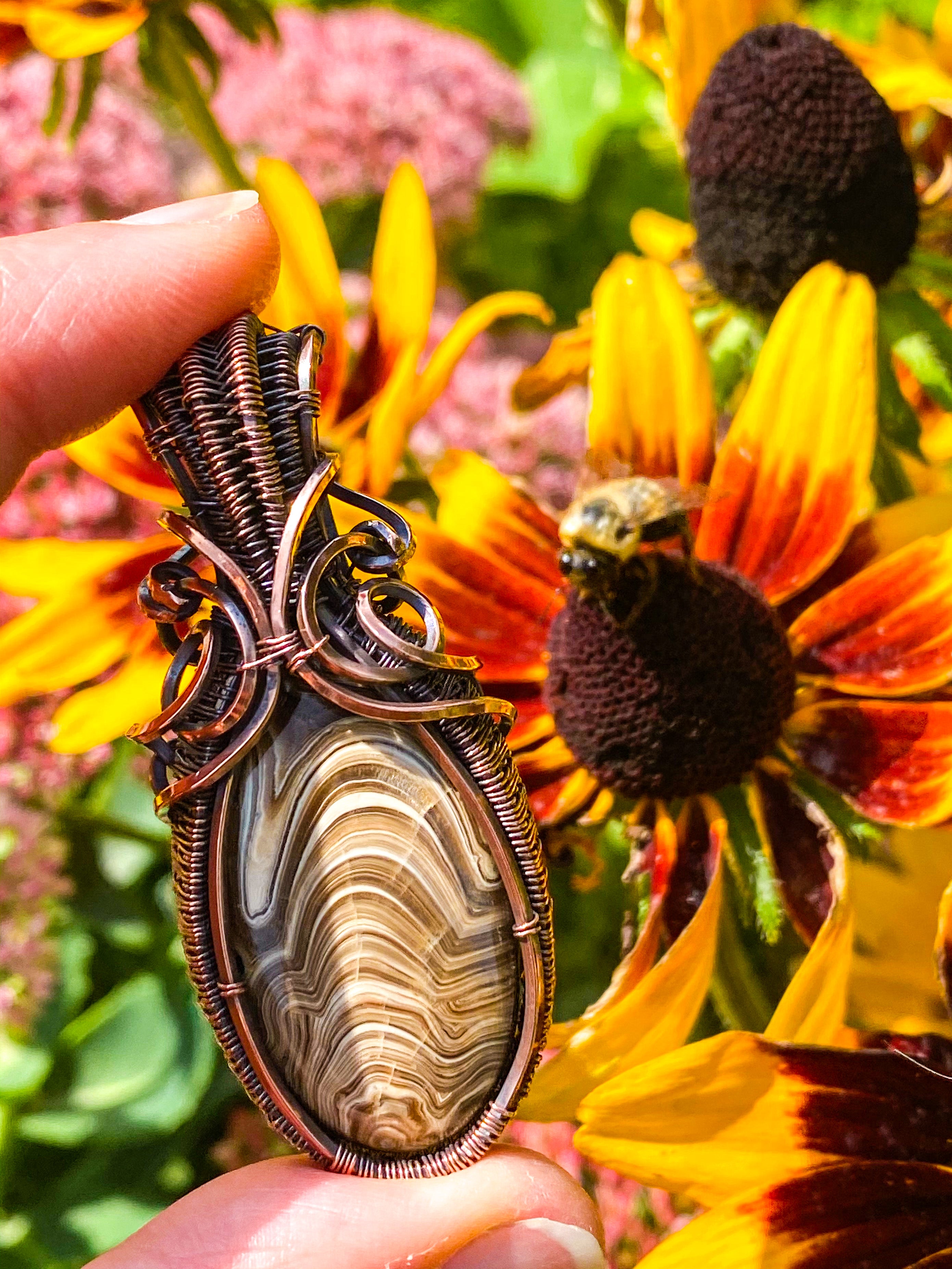 Erlea Talisman, Wood Schalenblende, Wire Wrapped Statement Pendant