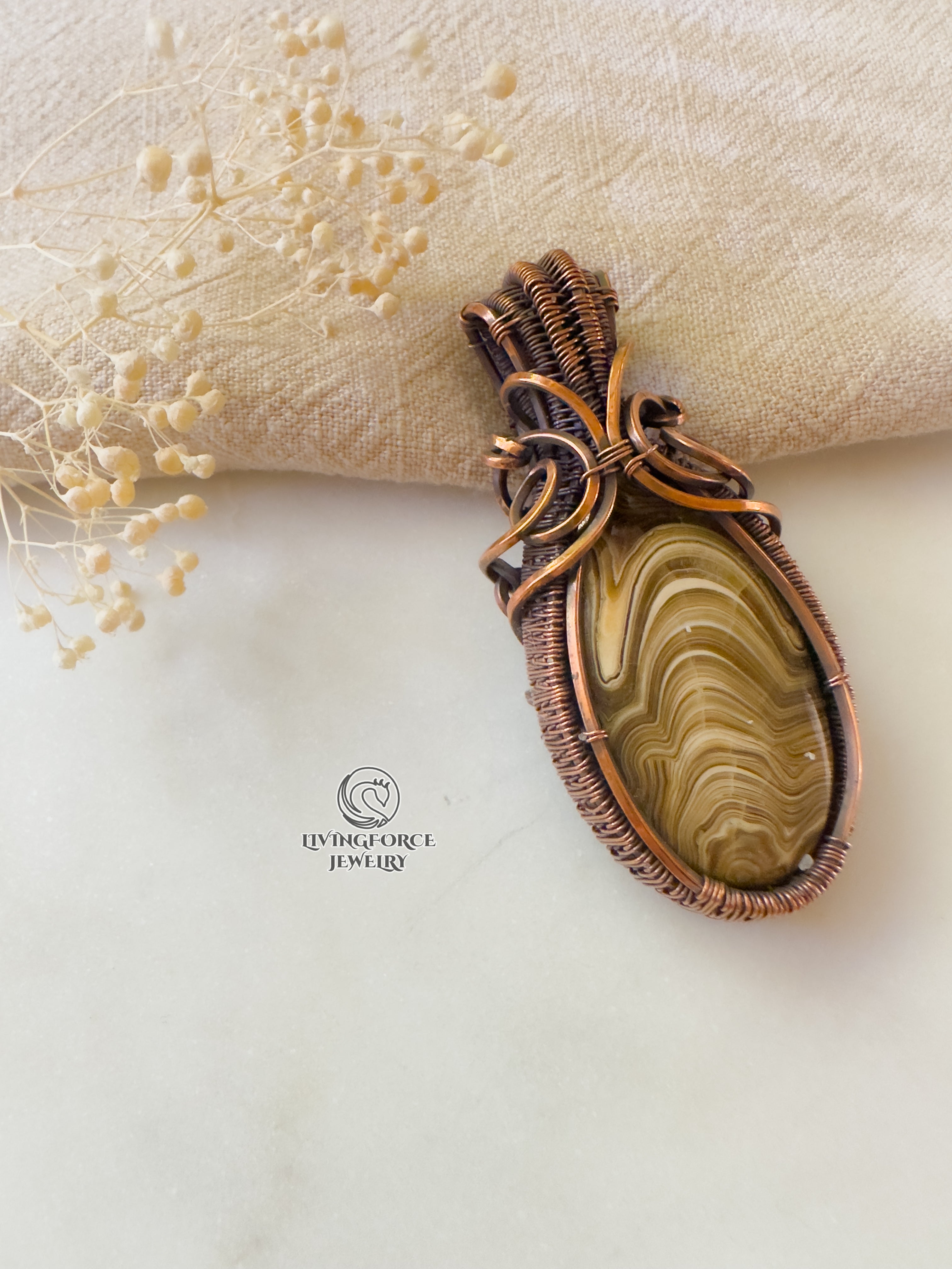 Erlea Talisman, Wood Schalenblende, Wire Wrapped Statement Pendant