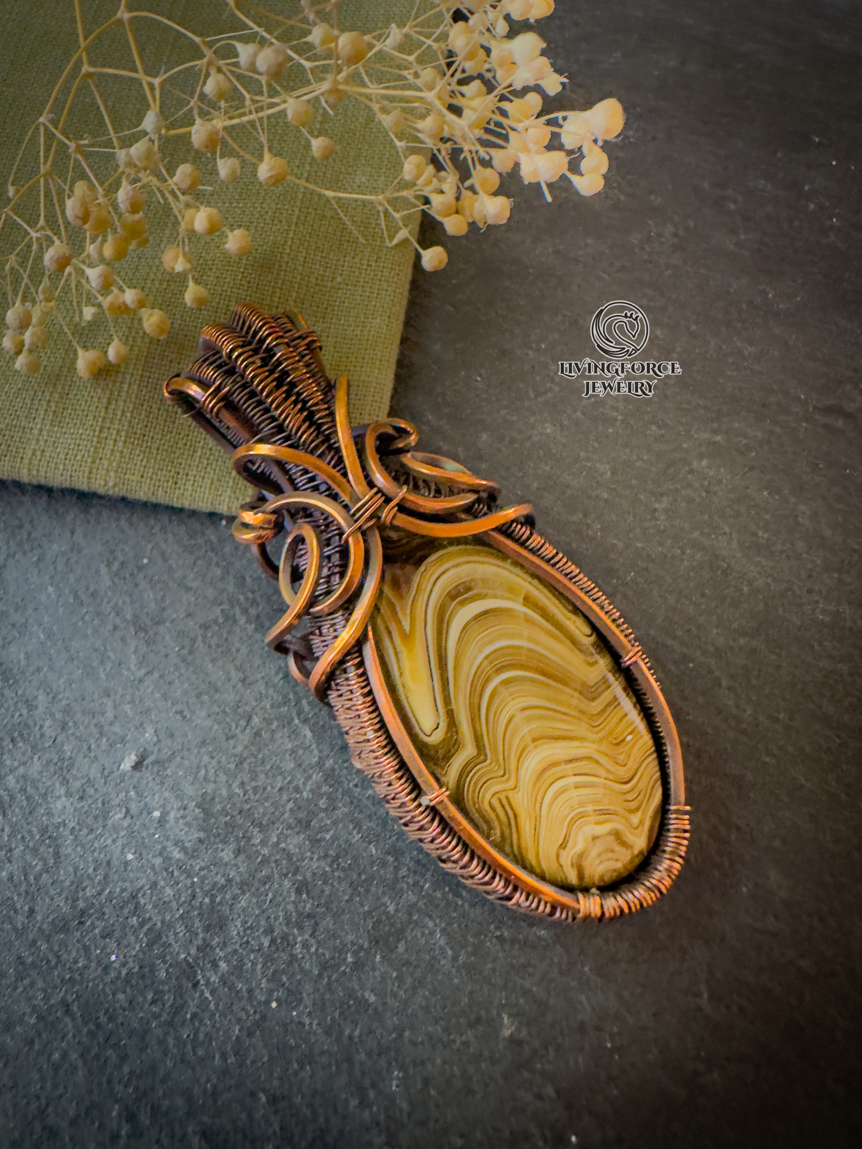 Erlea Talisman, Wood Schalenblende, Wire Wrapped Statement Pendant