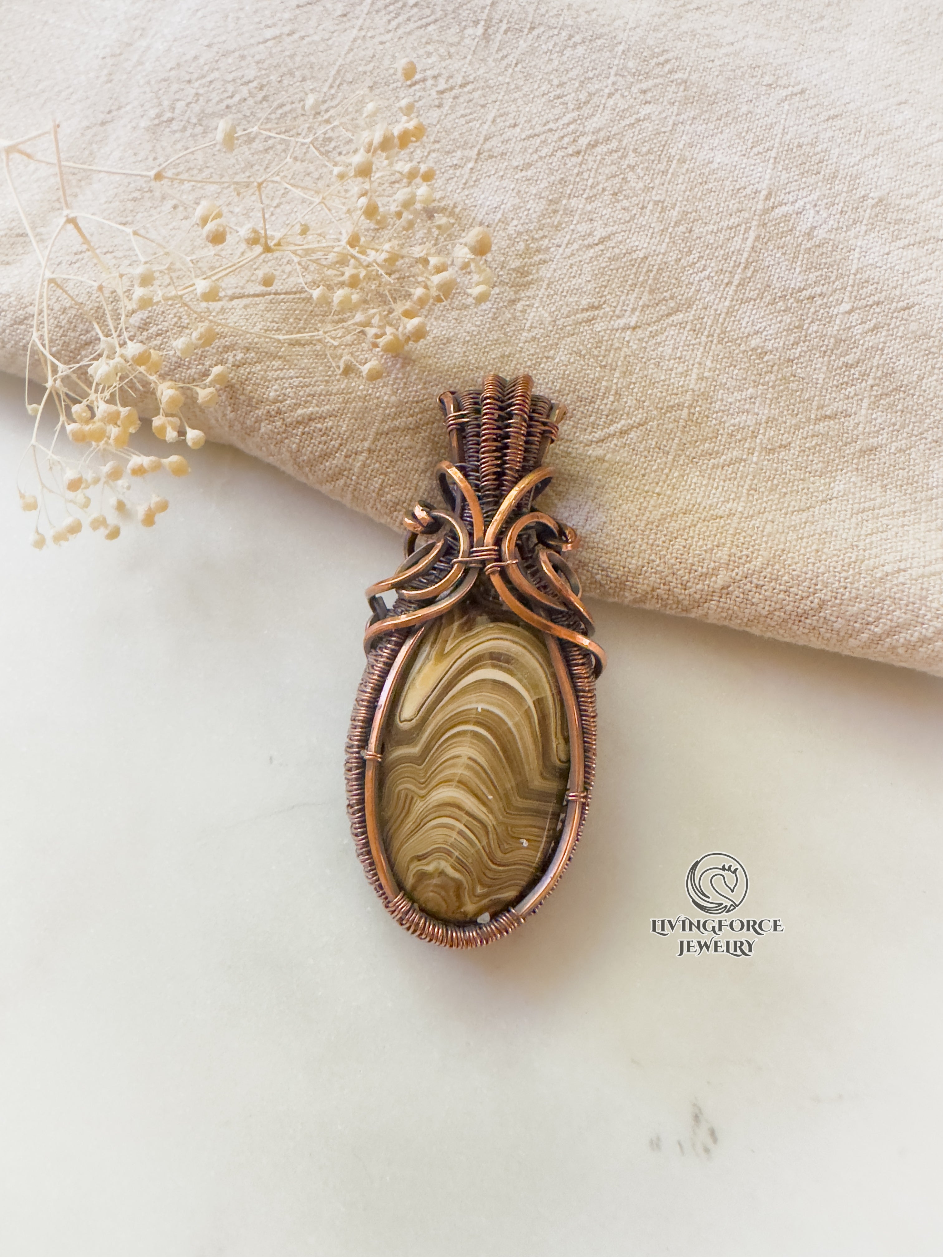 Erlea Talisman, Wood Schalenblende, Wire Wrapped Statement Pendant