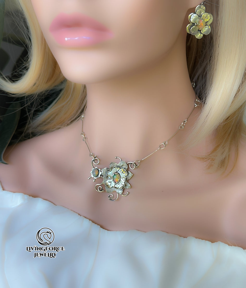 Bloomfire opal Necklace