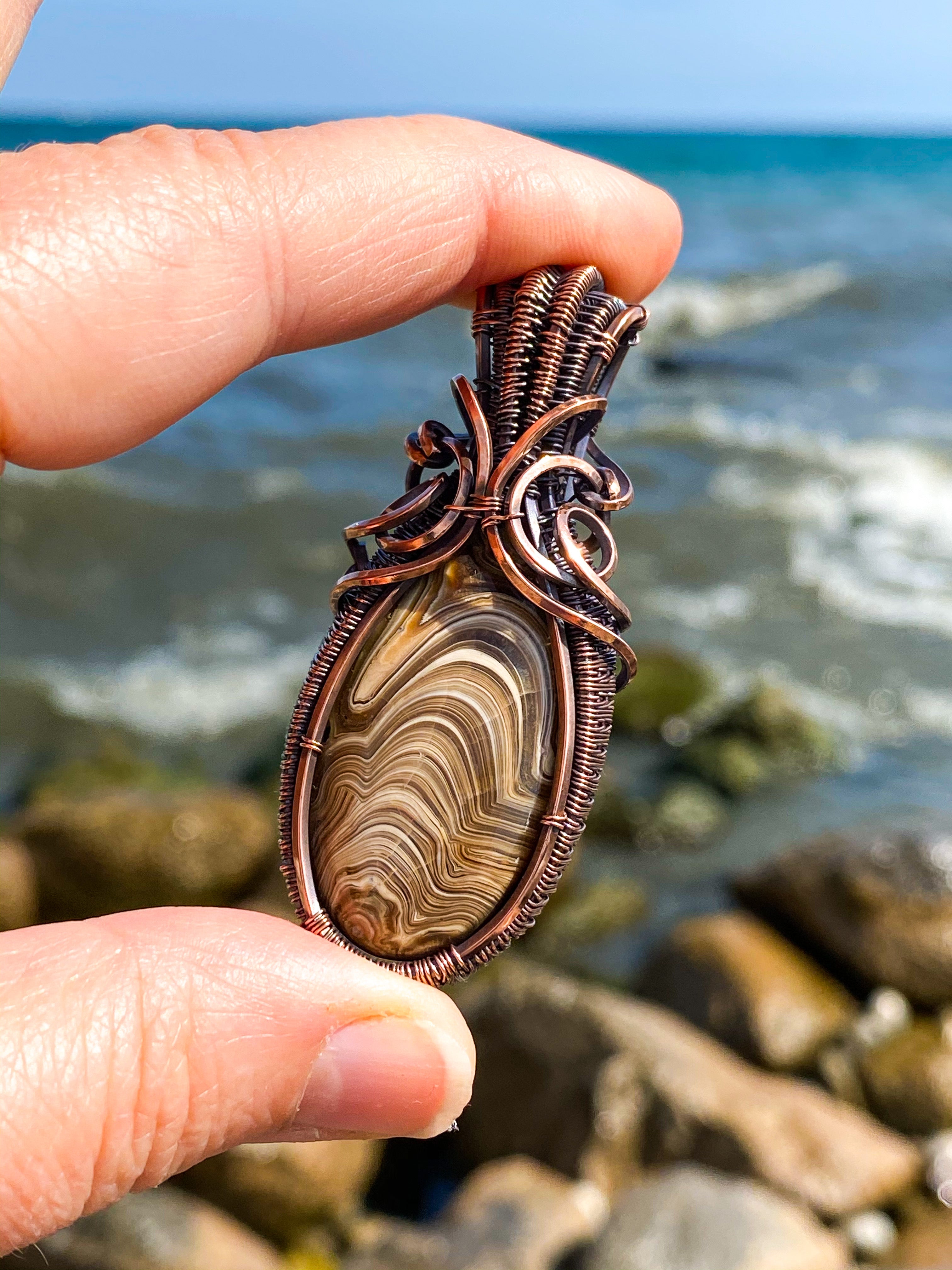 Erlea Talisman, Wood Schalenblende, Wire Wrapped Statement Pendant