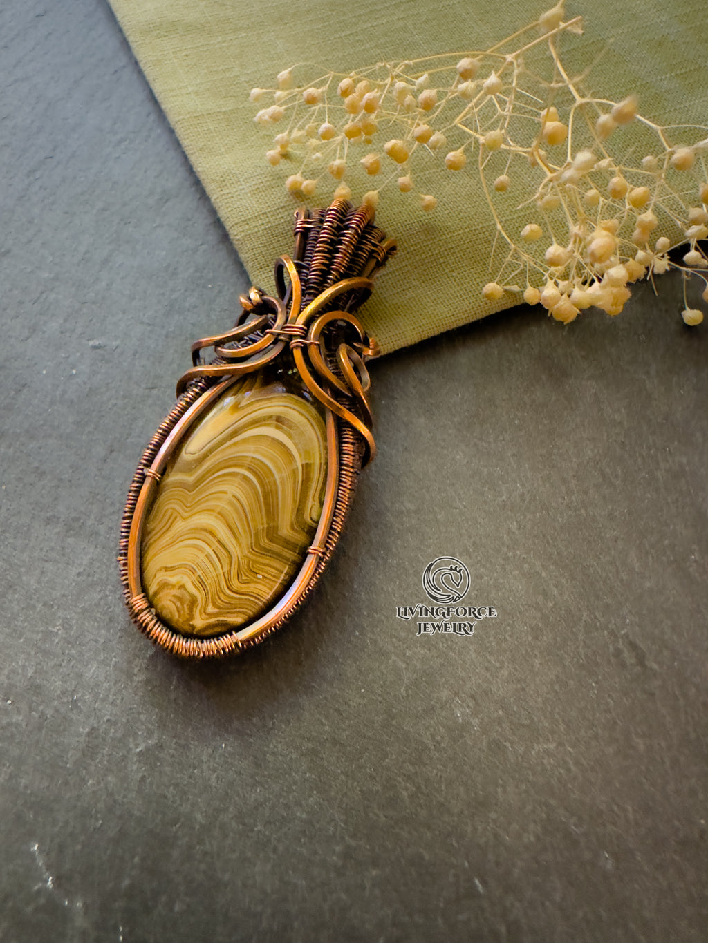 Erlea Talisman, Wood Schalenblende, Wire Wrapped Statement Pendant