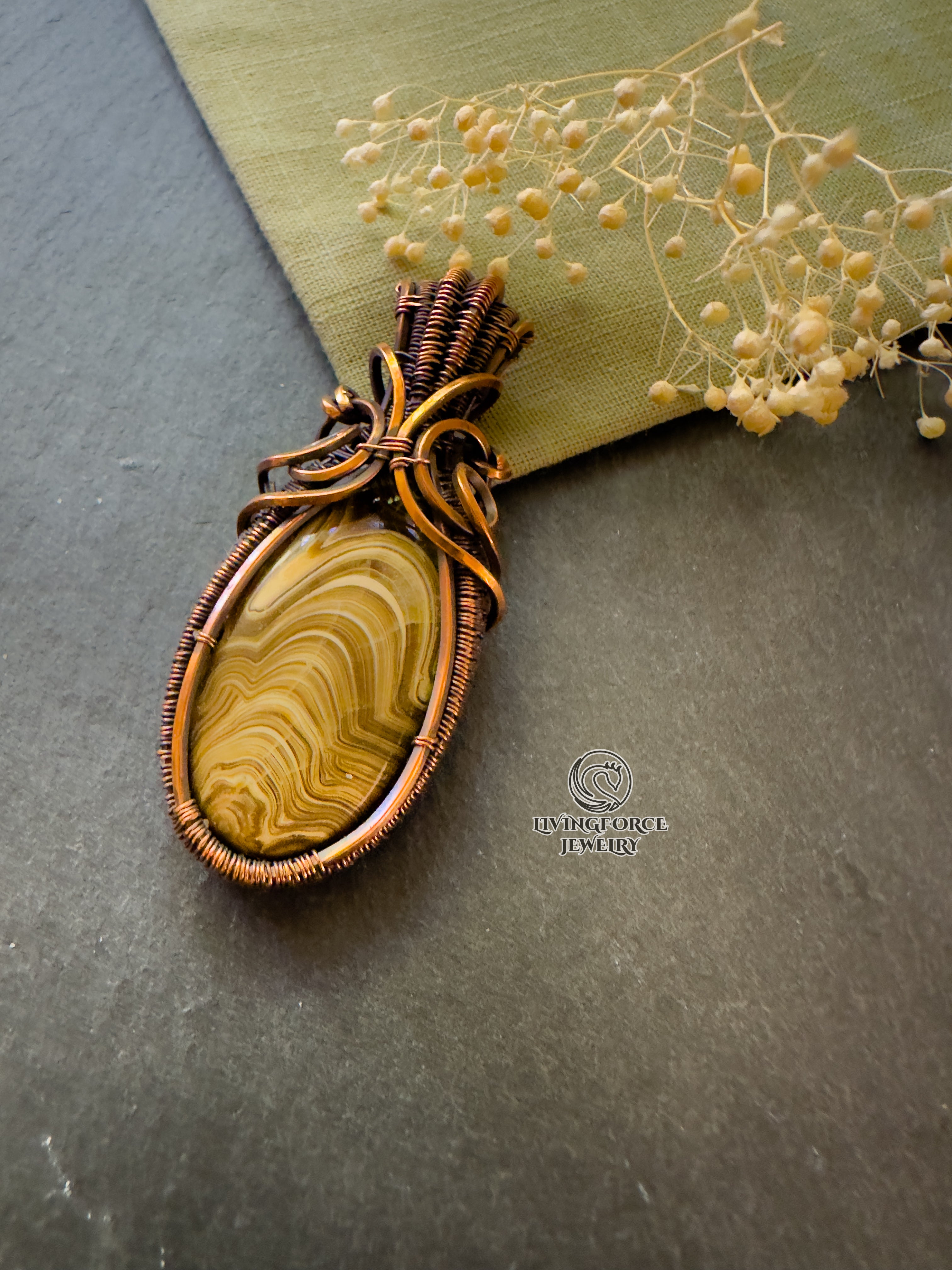 Erlea Talisman, Wood Schalenblende, Wire Wrapped Statement Pendant