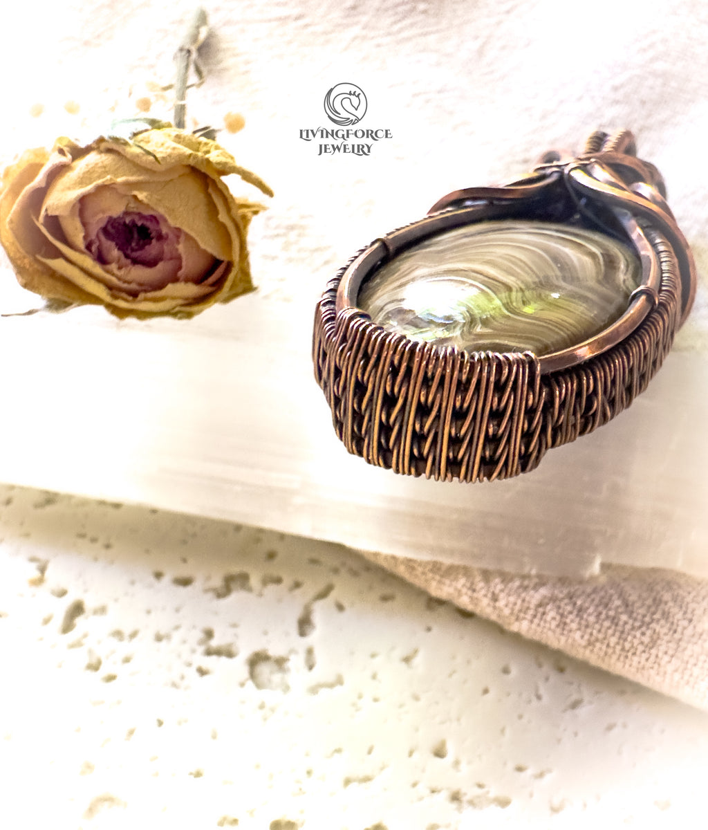 Erlea Talisman, Wood Schalenblende, Wire Wrapped Statement Pendant