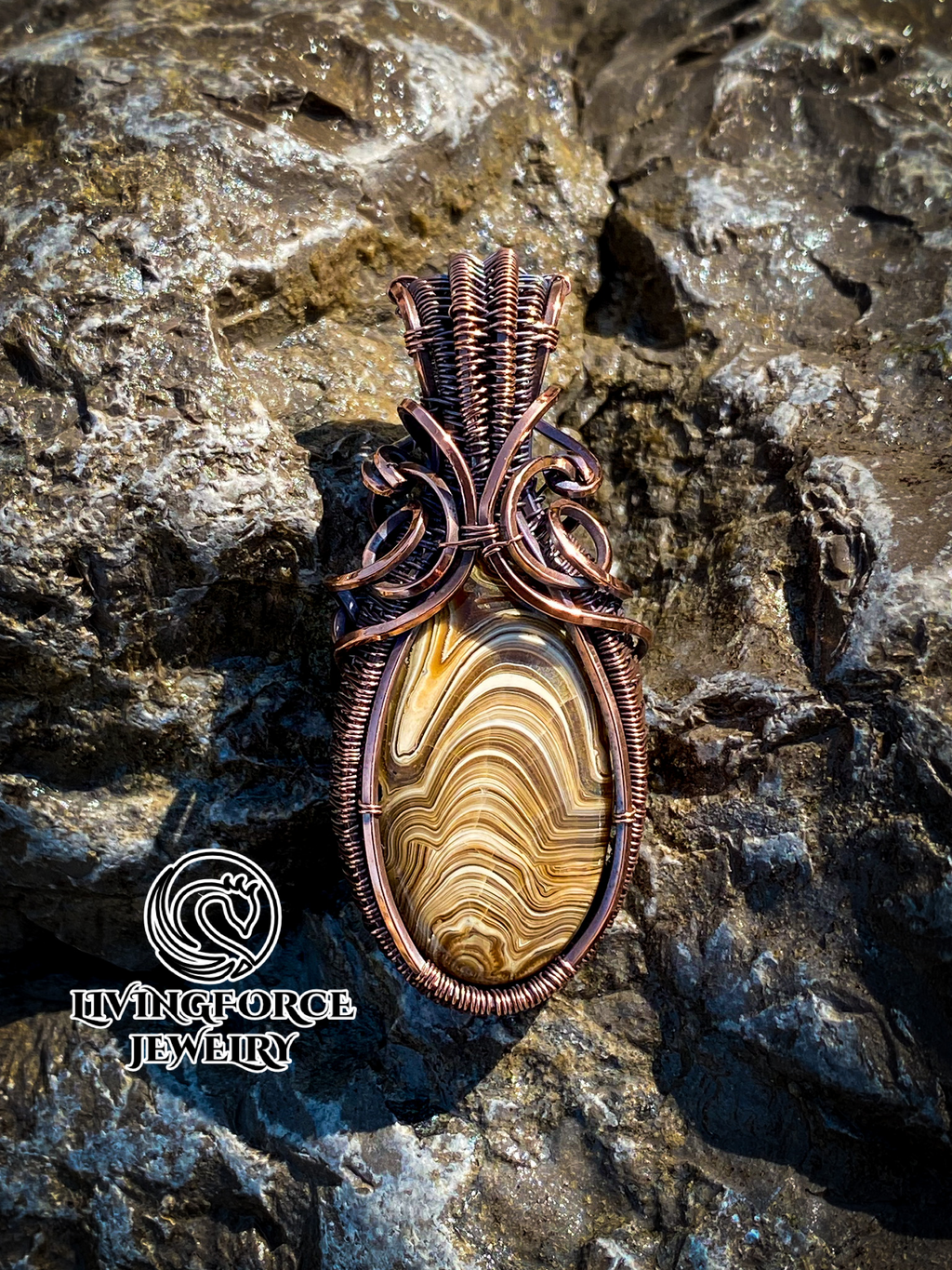 Erlea Talisman, Wood Schalenblende, Wire Wrapped Statement Pendant