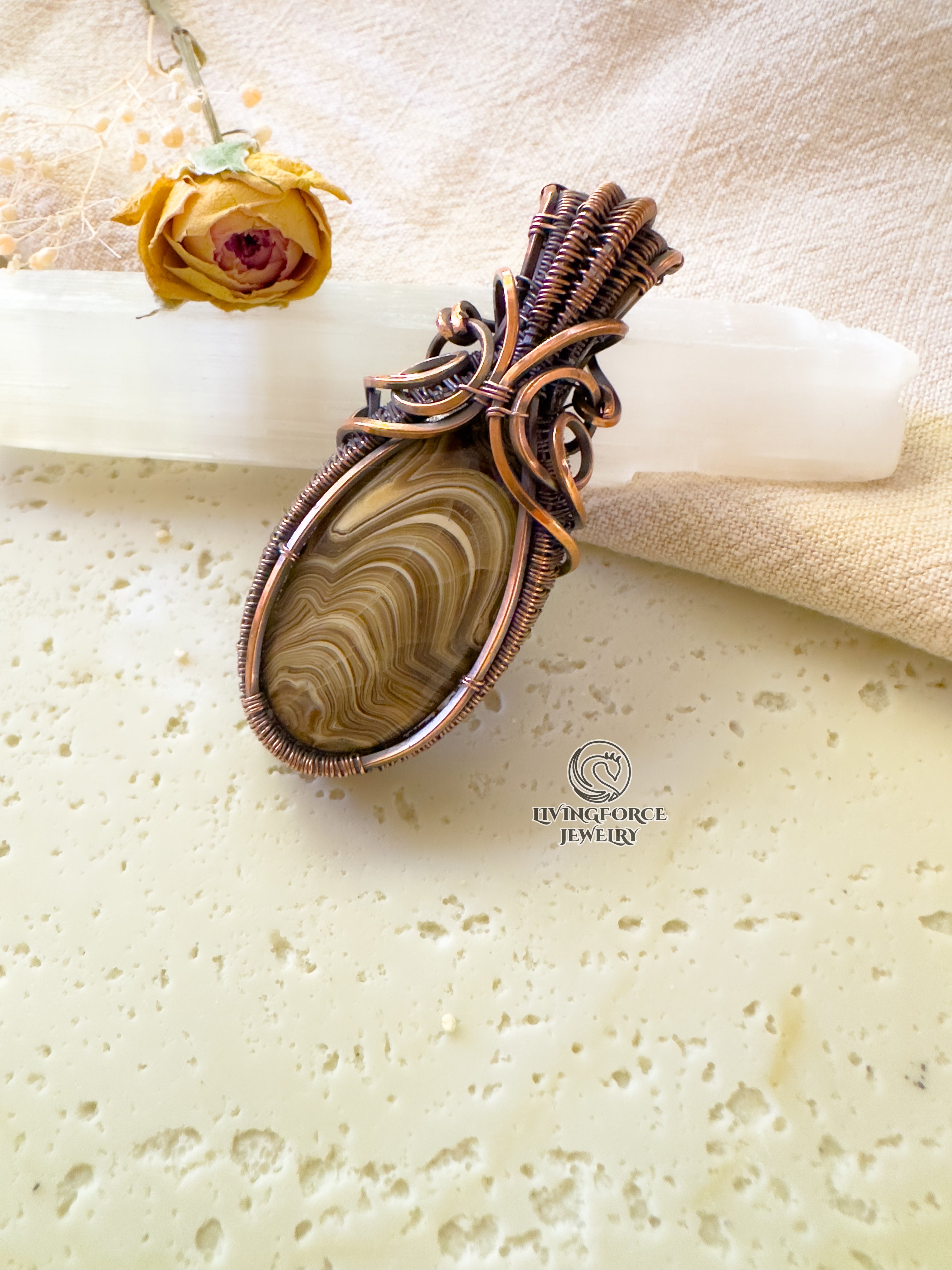Erlea Talisman, Wood Schalenblende, Wire Wrapped Statement Pendant
