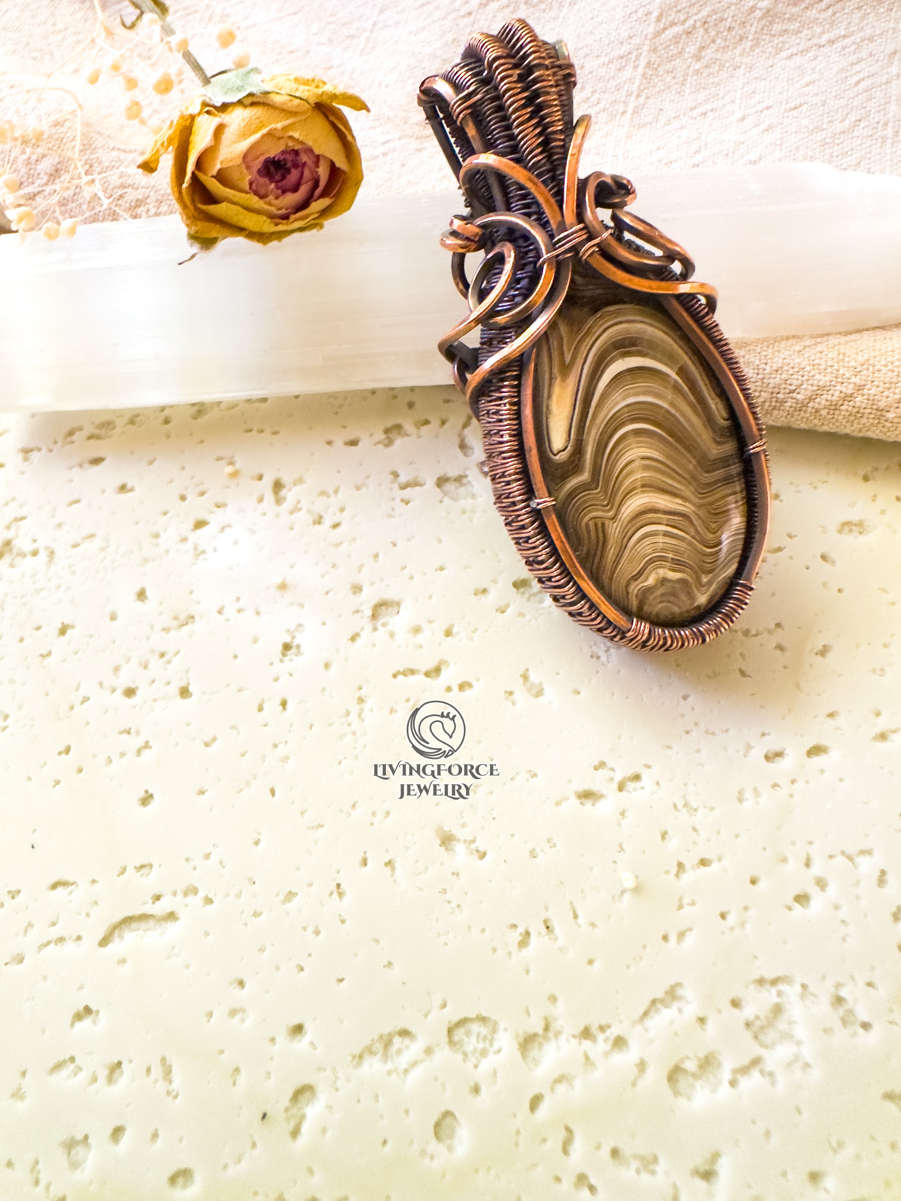 Erlea Talisman, Wood Schalenblende, Wire Wrapped Statement Pendant